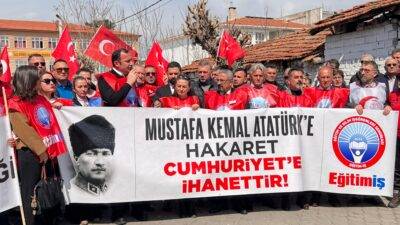 Eğitim-İş Sendikası yetkilileri, Turgutlu'da Atatürk'e hakaret ettiği iddiasıyla bir öğretmenin